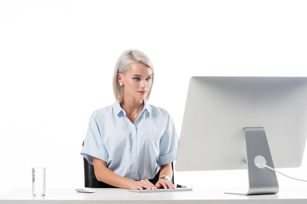 Portret van zakenvrouw werken op de computer op de werkplek met glas water op wit wordt geïsoleerd - Foto, afbeelding
