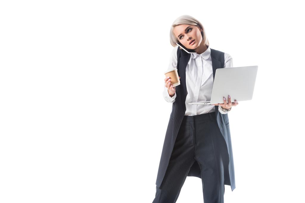 портрет занятой деловой женщины с кофе идти и ноутбук говорить на смартфоне изолированы на белом
 - Фото, изображение