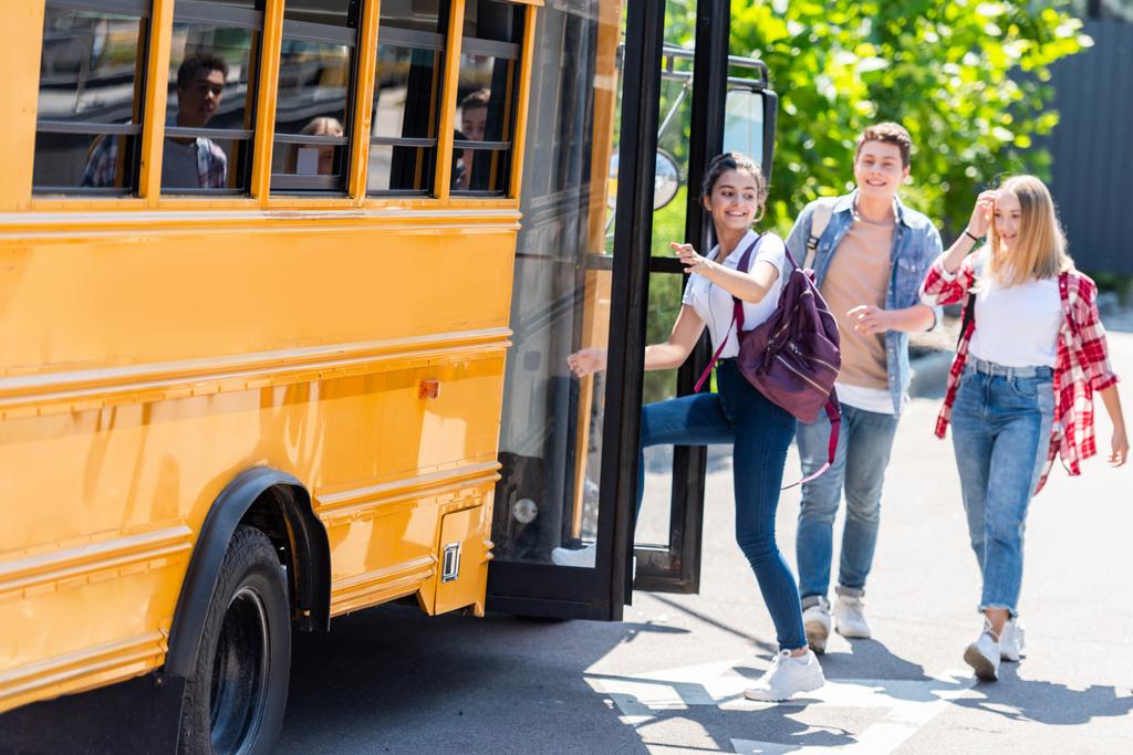 Gelukkig tiener studenten lopen in schoolbus - Foto, afbeelding