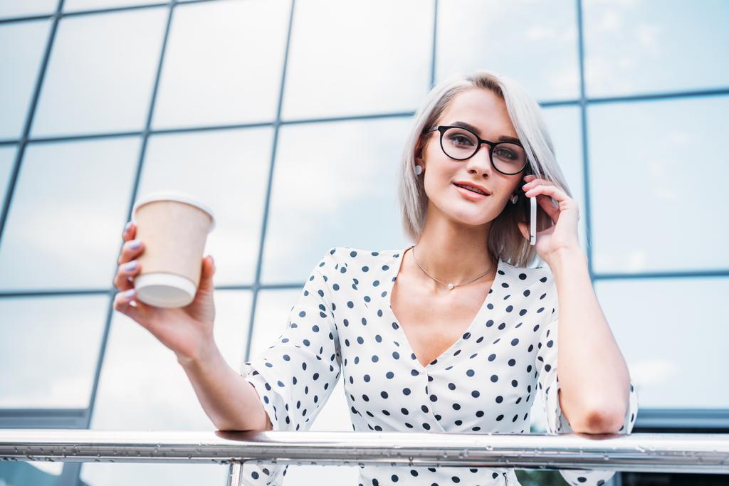 portrait de femme d'affaires attrayante avec du café pour aller de pair parler sur smartphone dans la rue
 - Photo, image