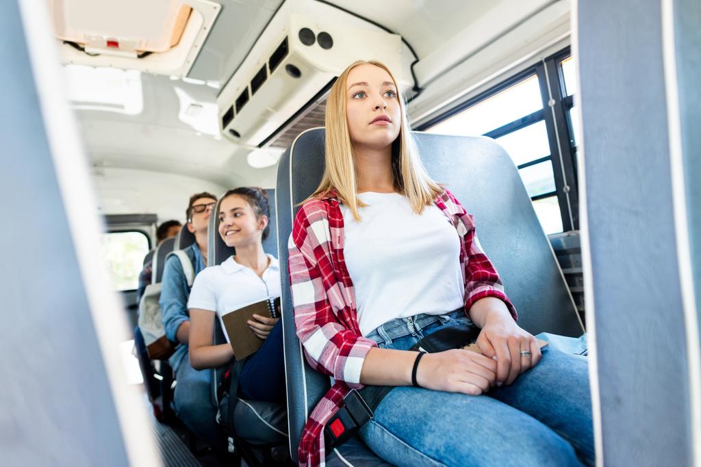 Grupa uczonych Nastolatka Jazda autobusem szkolnym razem - Zdjęcie, obraz