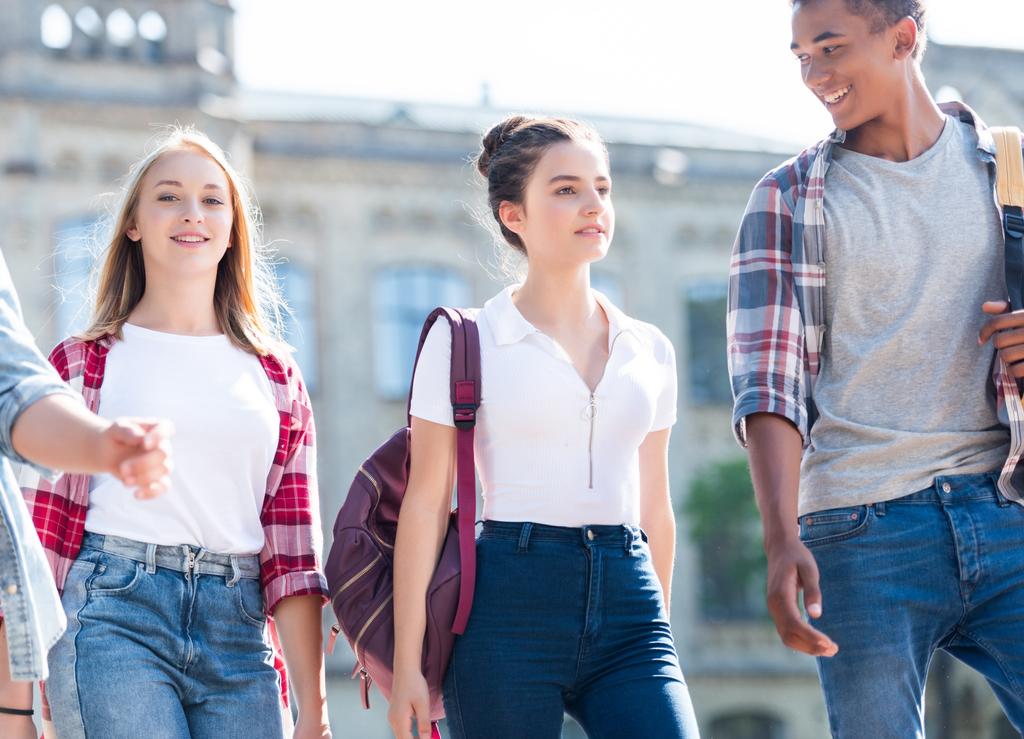 Skupina mnohonárodnostní teenagerů s batohy společně s chůze - Fotografie, Obrázek