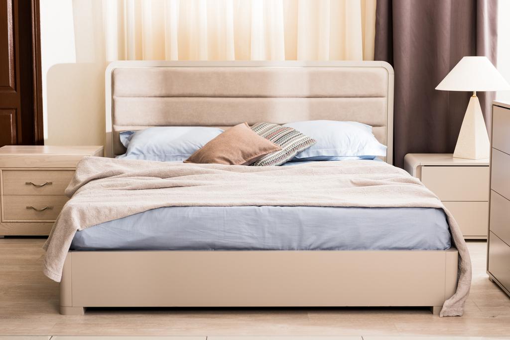 интерьер современной спальни с мягкой кроватью и подушками
 - Фото, изображение