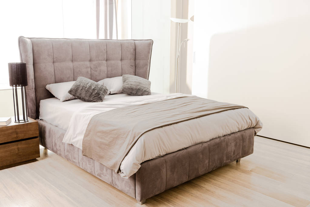 Wnętrze nowoczesne sypialnia z miękkim łóżku szary - Zdjęcie, obraz