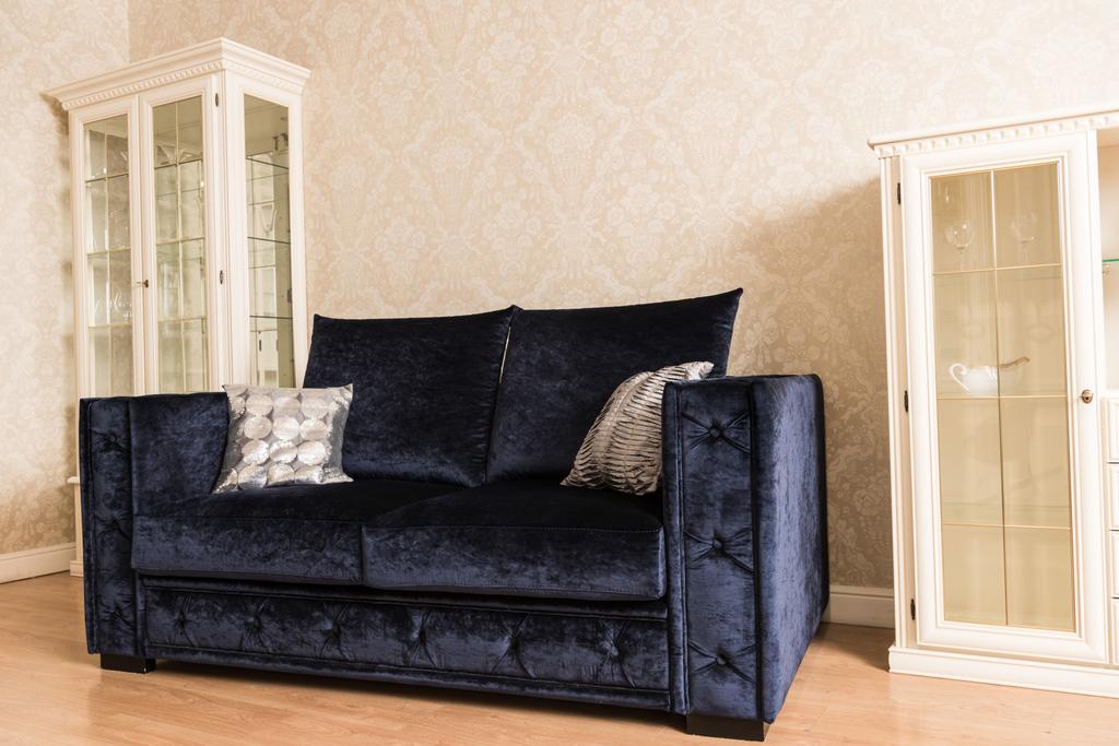 intérieur du salon avec canapé bleu et étagères en bois
 - Photo, image