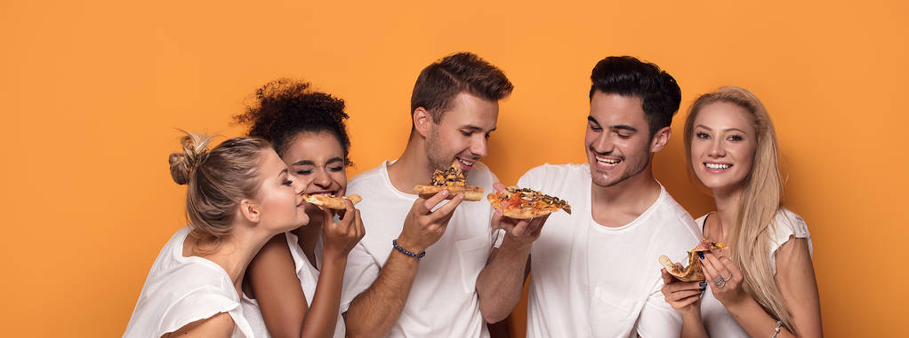 Pizza yemek ve birlikte eğlenmek çok ırklı arkadaş grubu. - Fotoğraf, Görsel