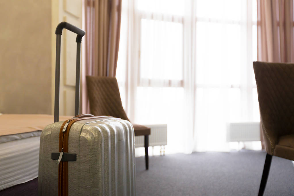 Valise ou sac à bagages dans une chambre d'hôtel moderne - Photo, image