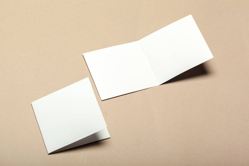 Trozos de papel en blanco para maqueta sobre fondo beige
 - Foto, Imagen