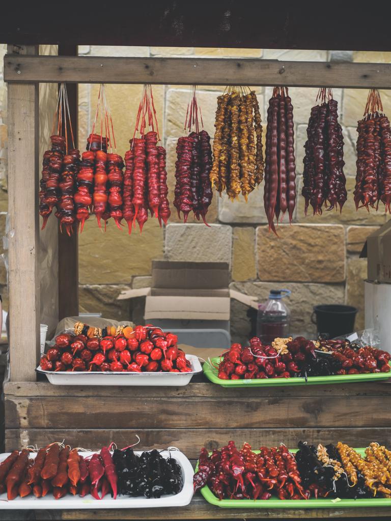 dolce gustosa churchkhela appesa ai fili al mercato georgiano
 - Foto, immagini