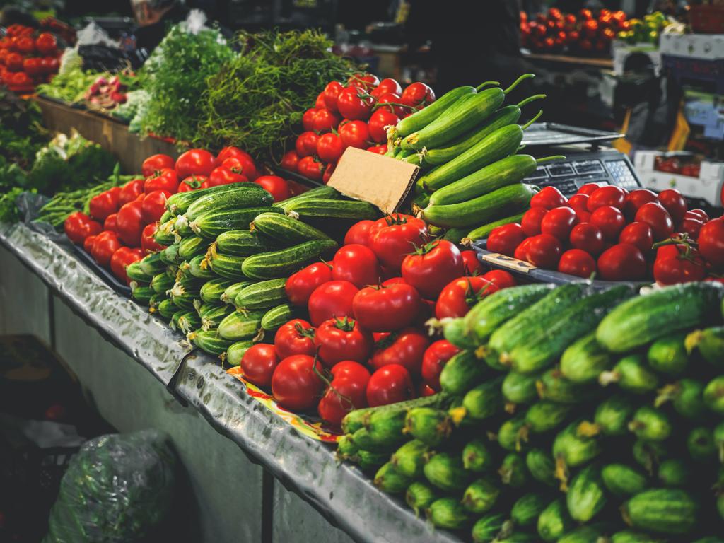 rijpe tomaten en komkommers op Georgische markt  - Foto, afbeelding