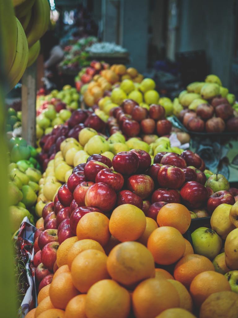 различные яблоки и апельсины на грузинском рынке
 - Фото, изображение