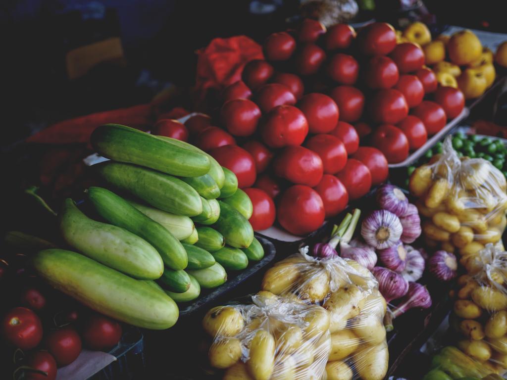 tomates saborosos, abobrinha e batatas no mercado georgiano
 - Foto, Imagem