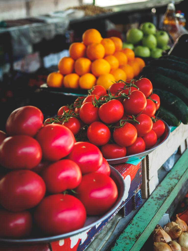 tomates rouges et jaunes, concombres et pommes au stand du marché géorgien
 - Photo, image