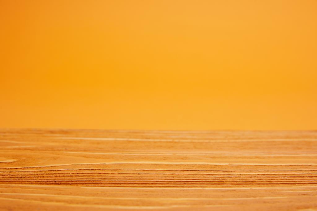 prázdné dřevěné povrchové a zářivě oranžové pozadí - Fotografie, Obrázek