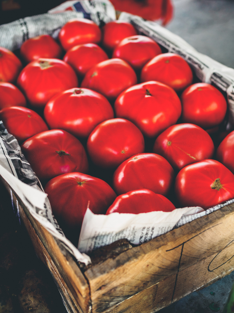 kypsiä punaisia tomaatteja puulaatikossa georgialaisilla markkinoilla
 - Valokuva, kuva