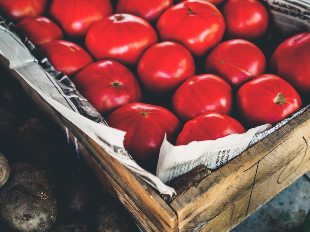 Olgun kırmızı domates ahşap kutusunda Gürcü Market yakın çekim - Fotoğraf, Görsel
