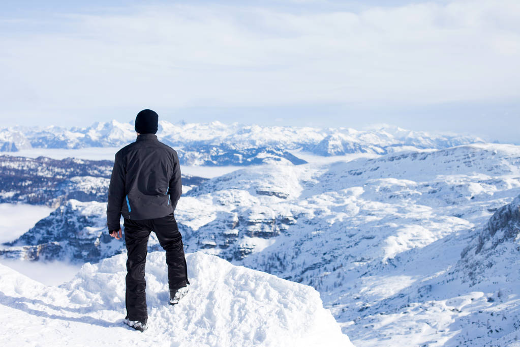Joven esquiador, disfrutando de la vista desde la cima de las montañas en la estación de esquí austriaca en un soleado día de invierno, felicidad y concepto de libertad
 - Foto, Imagen