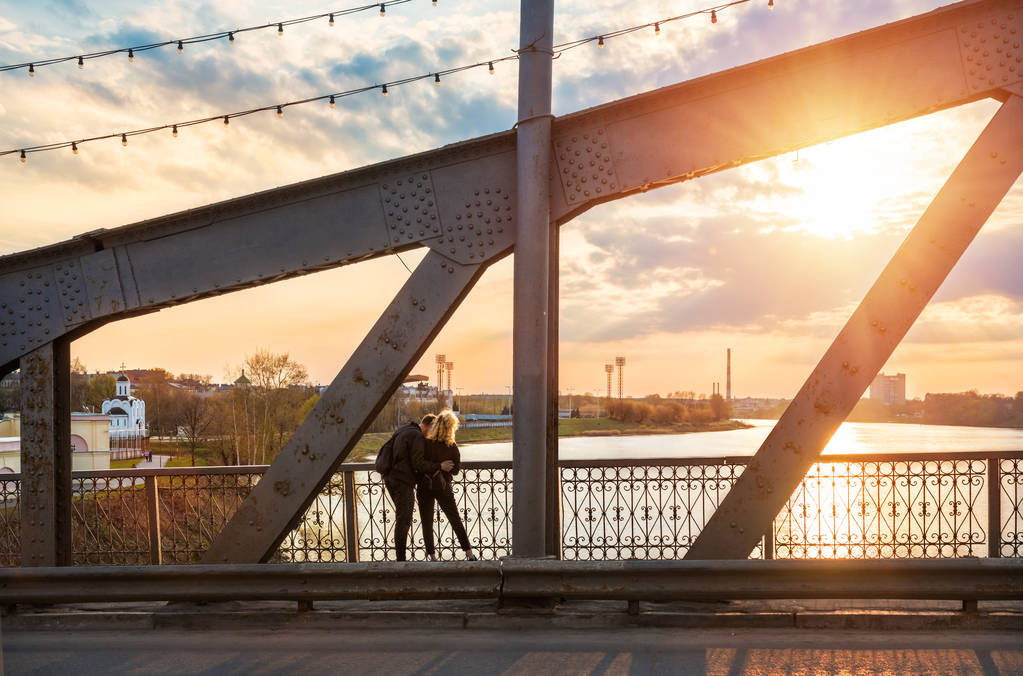 Volga Tver içinde görünümü ile Starovolzhsky köprü kiriş ve iki sevgili günbatımı hayranım - Fotoğraf, Görsel