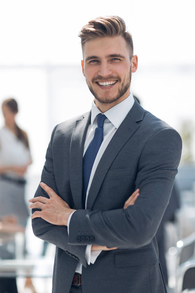 χαρούμενος επιχειρηματίας στέκεται στο σύγχρονο γραφείο - Φωτογραφία, εικόνα