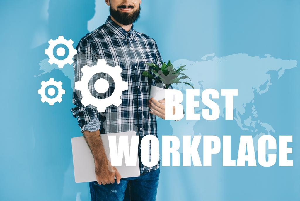 vista cortada de empresário em camisa xadrez segurando laptop e planta, em azul com "melhor local de trabalho" lettering e engrenagens
 - Foto, Imagem