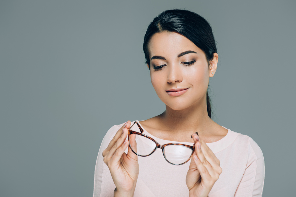 gri izole gözlük ile güzel esmer kadın portresi - Fotoğraf, Görsel