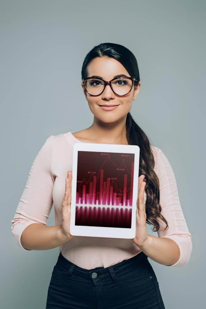 γυναίκα δείχνει ψηφιακή δισκίο με επαγγελματίες γράφημα, απομονώνονται σε γκρι - Φωτογραφία, εικόνα