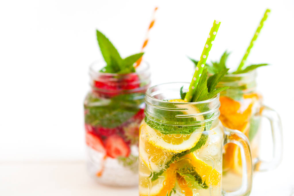 Свіжий лимонад з літніми фруктами та ягодами на білому тлі
 - Фото, зображення