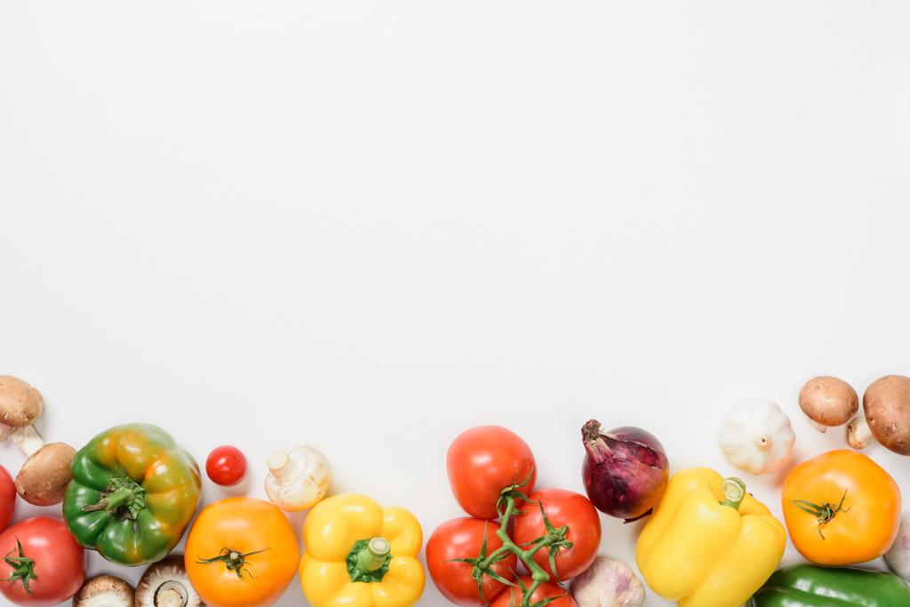 сверху вид спелых аппетитных овощей, изолированных на белом
 - Фото, изображение