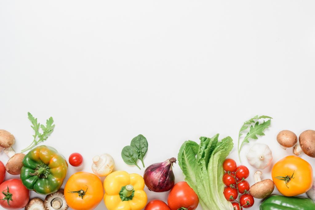 ylhäältä näkymä kypsiä vihanneksia ja yrttejä eristetty valkoinen
 - Valokuva, kuva