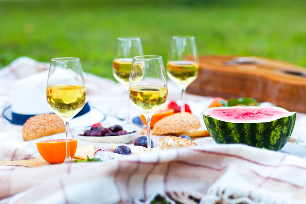 Καλοκαίρι πικνίκ στο γρασίδι πράσινο σε ιταλικό κήπο. Φαγητό και ποτό έννοια. Χρόνος συμβαλλόμενων μερών τους φίλους - Φωτογραφία, εικόνα