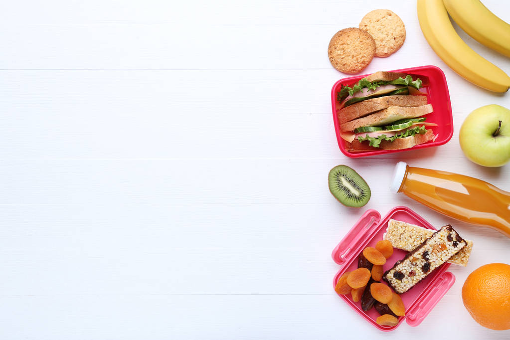 サンドイッチや木製のテーブルの上の果物とスクール ランチ ボックス - 写真・画像