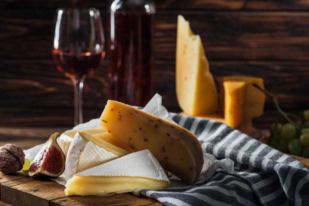 différents types de fromages, figue et noix sur planche de bois
 - Photo, image