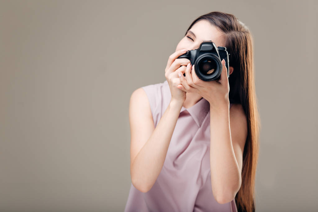 Mujer fotógrafa está tomando imágenes con la cámara dslr - Foto, imagen