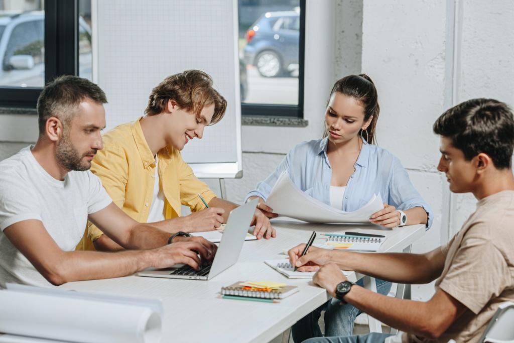 podnikatelé, sedí u stolu během setkání v kanceláři světlo - Fotografie, Obrázek