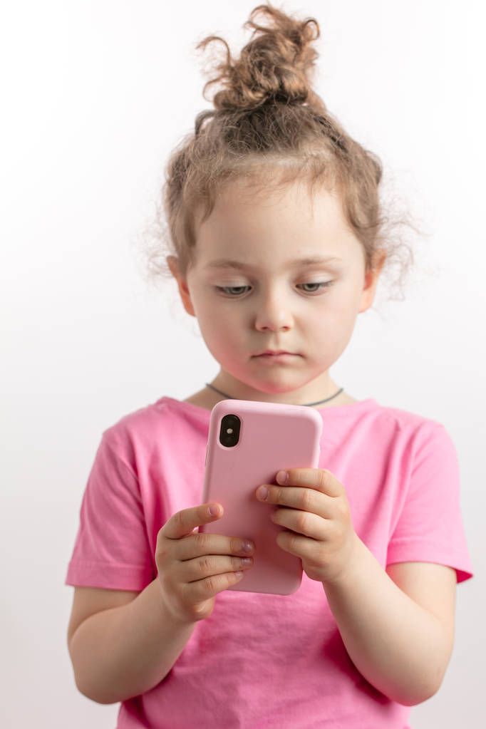 Dziewczyna dość imbir jest wysyłanie wiadomości przez inteligentny telefon - Zdjęcie, obraz