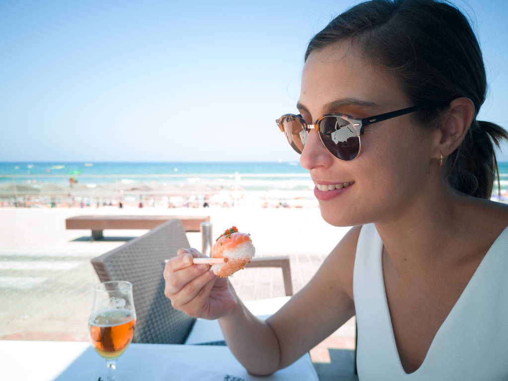 junge hübsche Frau mit Sushi-Essen - Foto, Bild