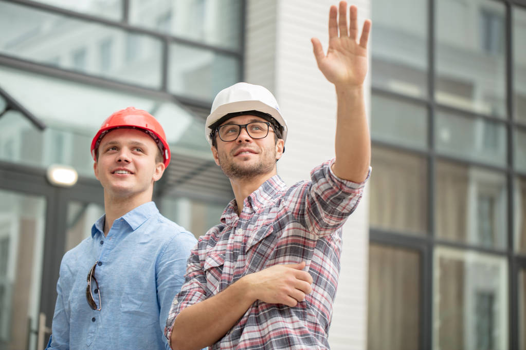 процвітаючі майстри будівельники розмахують руками
 - Фото, зображення