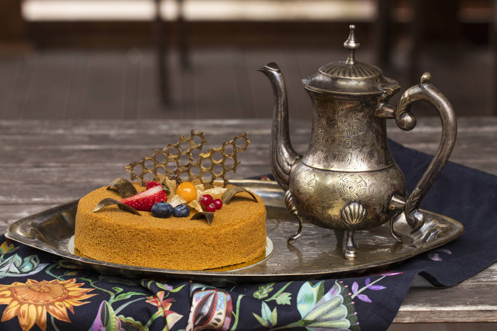 Tatlım kek, taze çilek ile dekore edilmiştir. Eski çay seti  - Fotoğraf, Görsel