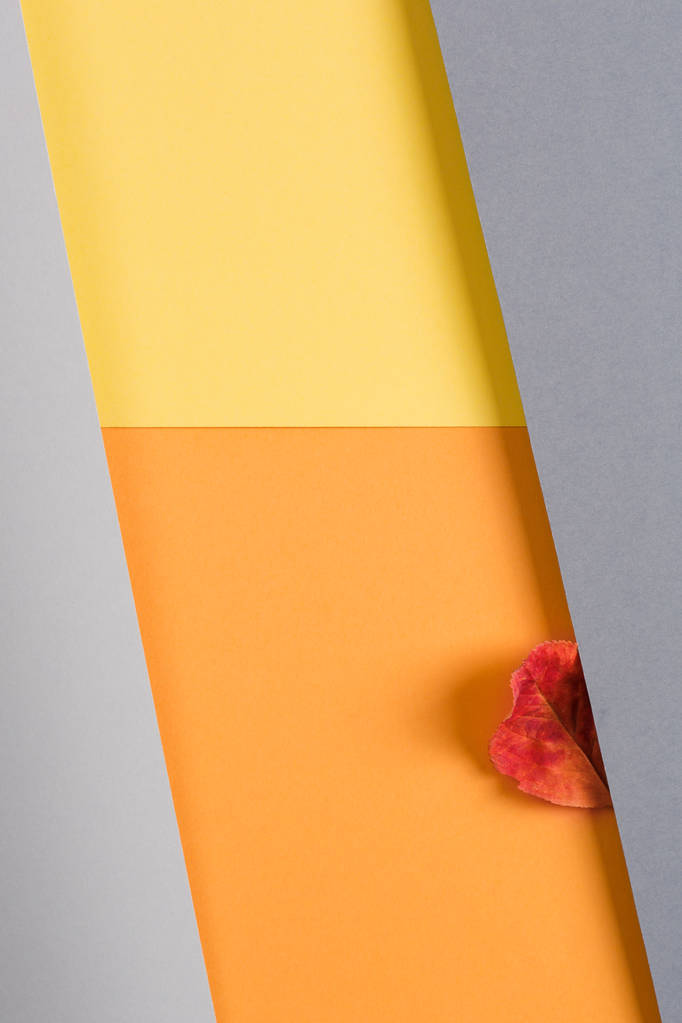 fondo de papel geométrico en tonos otoñales. truculencia gris y amarillo - cuadriláteros anaranjados, hoja roja
. - Foto, Imagen
