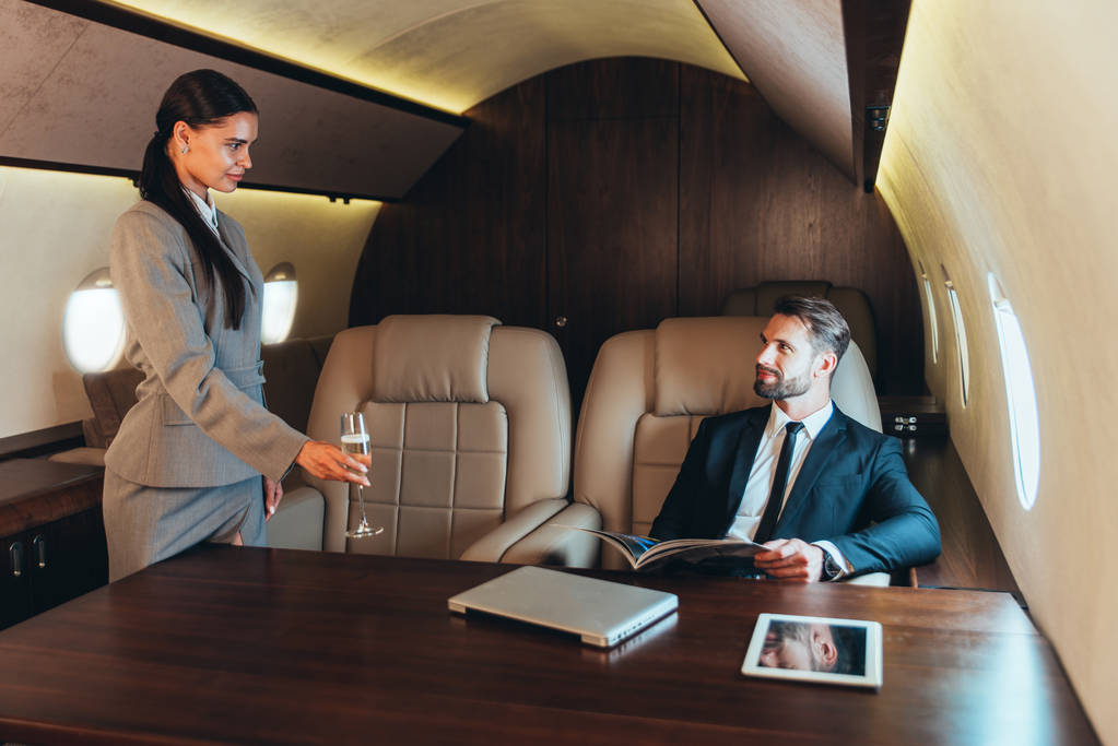 Homme d'affaires volant sur son jet privé
 - Photo, image