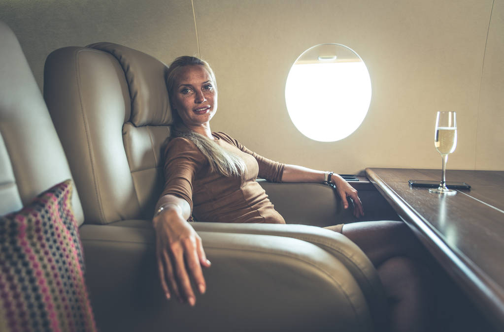 Hermosa mujer viaja en su jet - Foto, Imagen