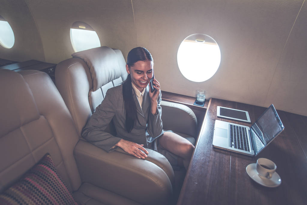 Donna di affari viaggiando e lavorando il jet privato - Foto, immagini