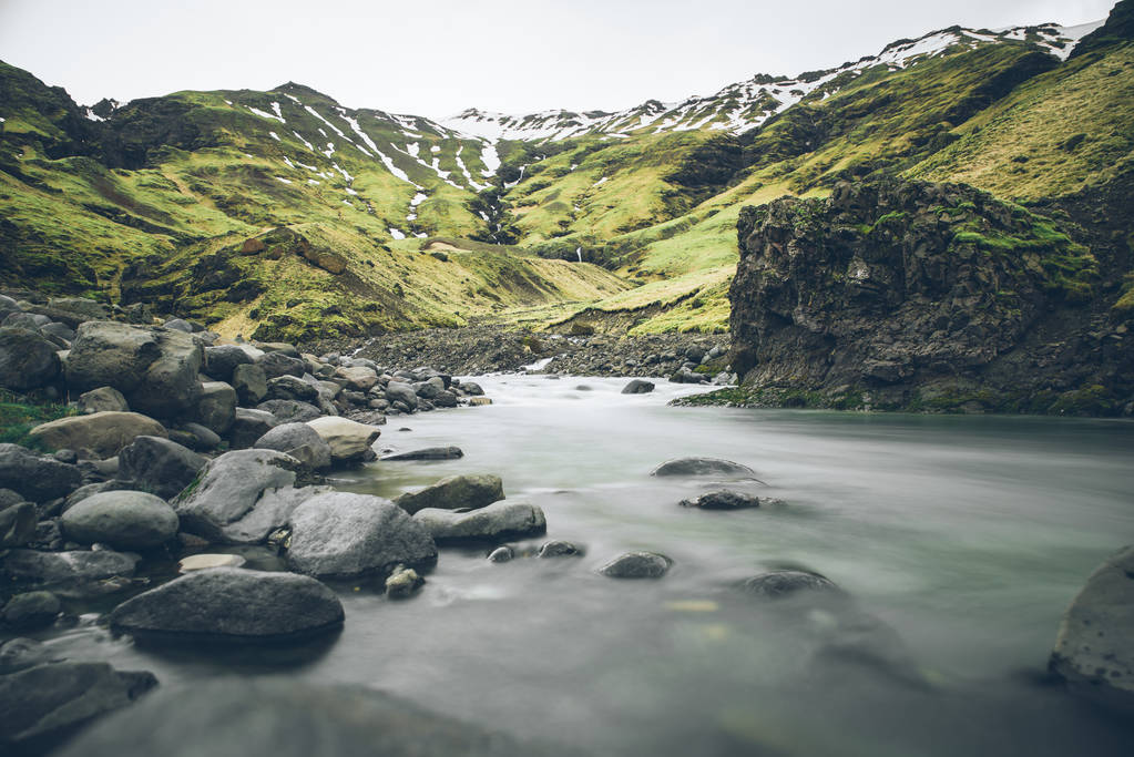 Wanderlust explorer IJslandse natuurwonderen te ontdekken - Foto, afbeelding