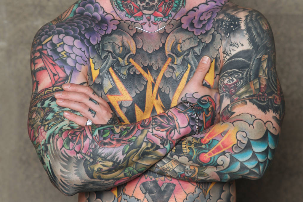 Ο άνθρωπος σε χρωματιστό τατουάζ σε όλο το σώμα του. Μόσχα. 16.08.2018 - Φωτογραφία, εικόνα