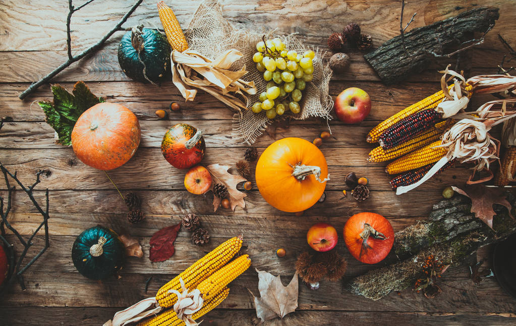 День Благодарения. Осенние фрукты над дровами.
 - Фото, изображение