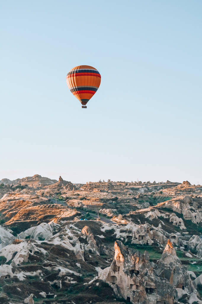 Kapadokya'nın havada uçan yalnız hava balonu. Göreme. - Fotoğraf, Görsel