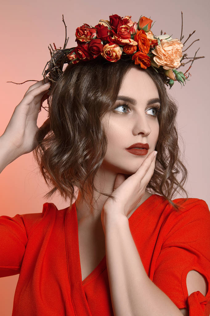 Güzel kız kıvırcık saçlı ve onları çiçeklenir. Yapmak yukarıya ve kırmızı olan kadın portresi muhteşem bahar elbise. Yaz sembolü - Fotoğraf, Görsel