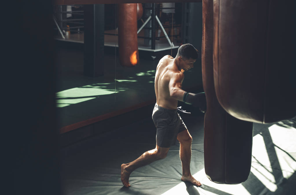 Fighter fait de l'exercice avec une tenue de boxe au gymnase
 - Photo, image