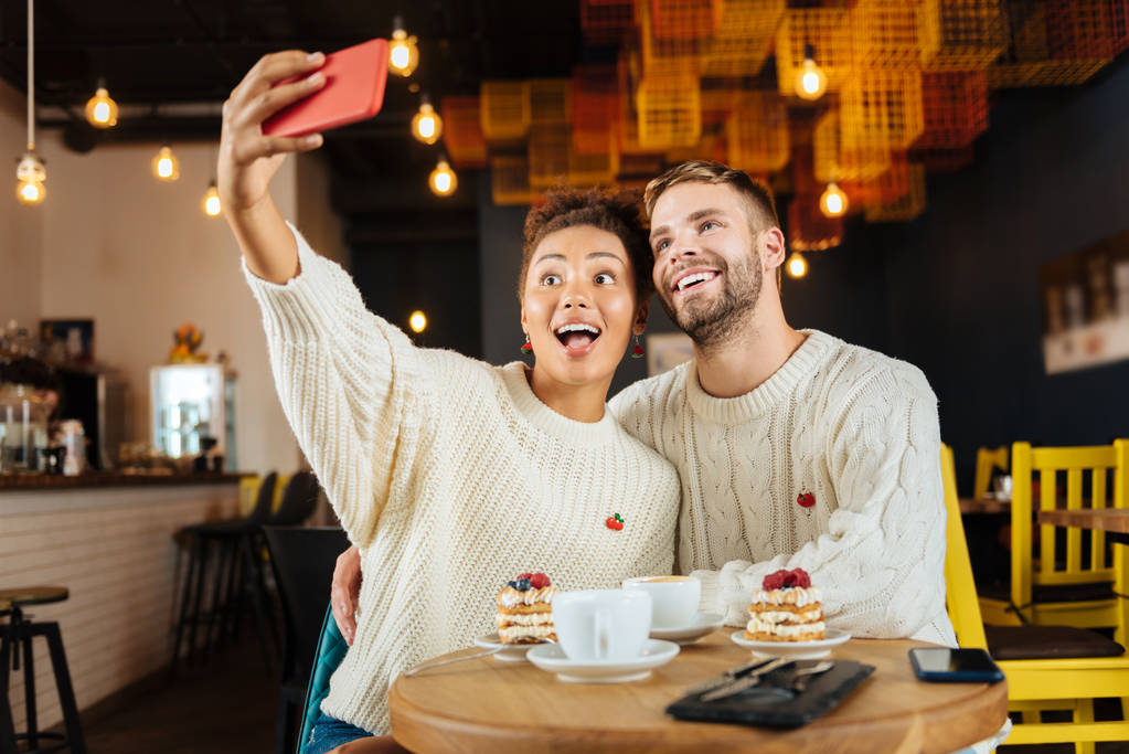Komik genç çift selfie birlikte kahve dükkanında yapma - Fotoğraf, Görsel