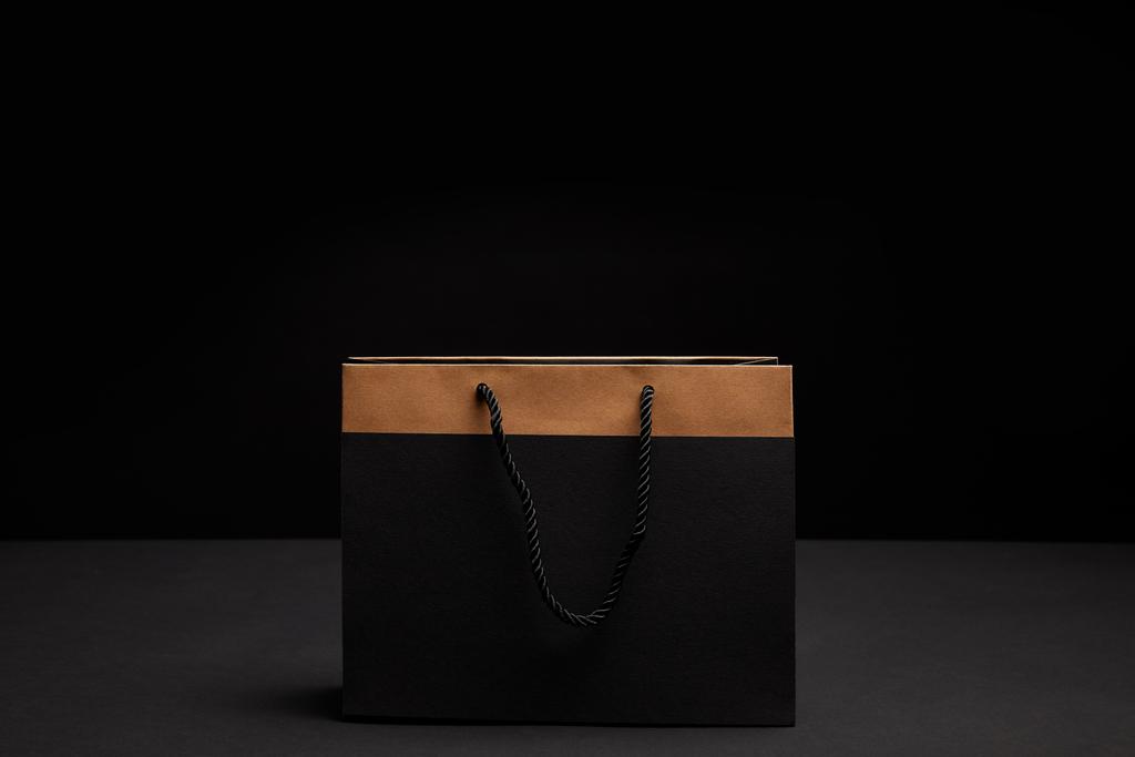 крупный план бумажной сумки на черном рюкзаке
 - Фото, изображение
